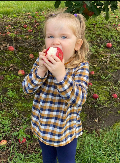 Friske Orchards
Apple Picking
Girl eating apple
Family fun
Fall fun